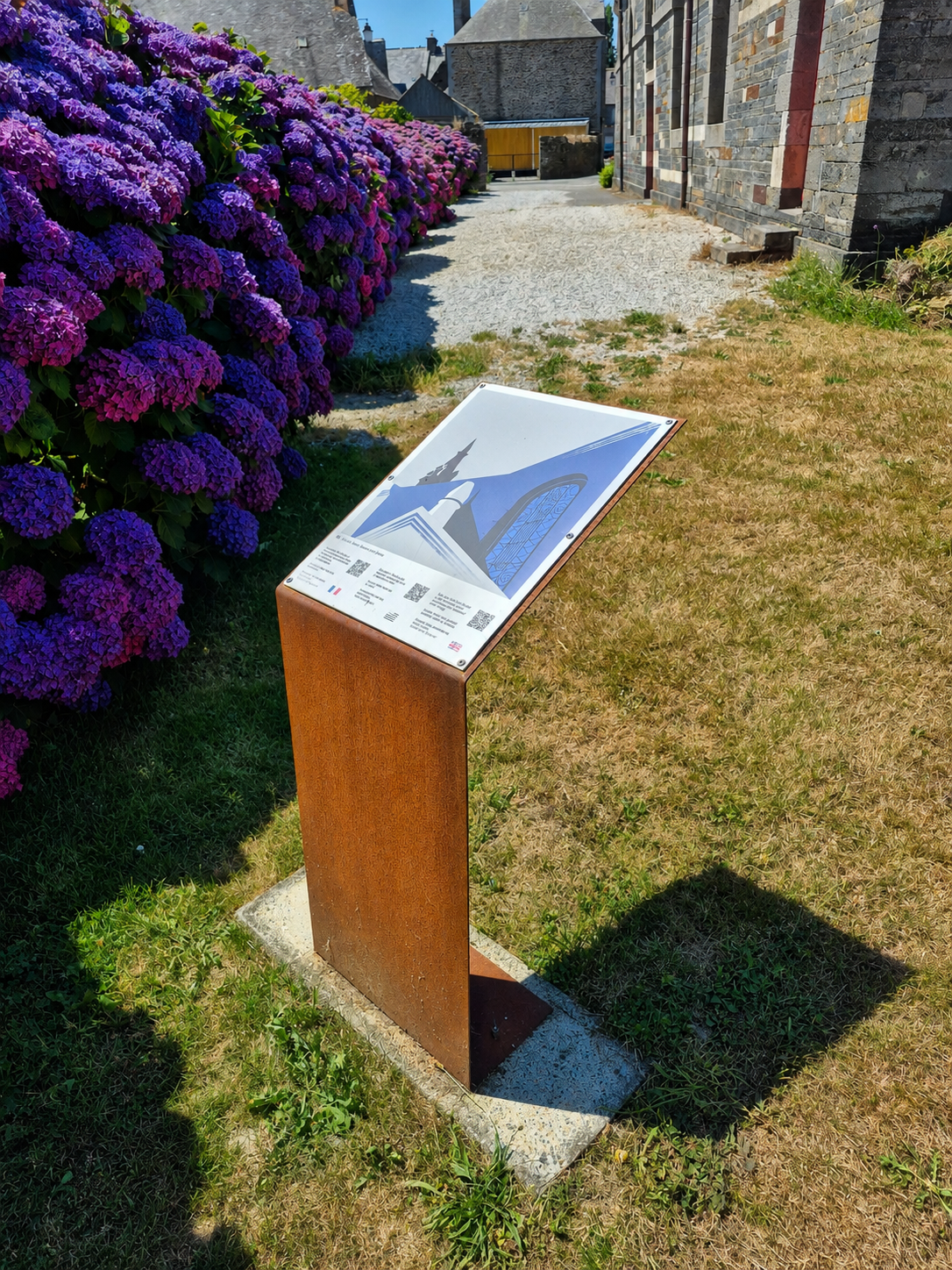 Panneau d'information en extérieur en acier corten