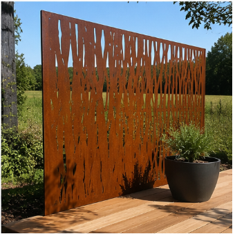Une sculpture en métal rouillé avec un motif abstract, située dans un jardin avec un pot de plante et des arbres en arrière-plan.
