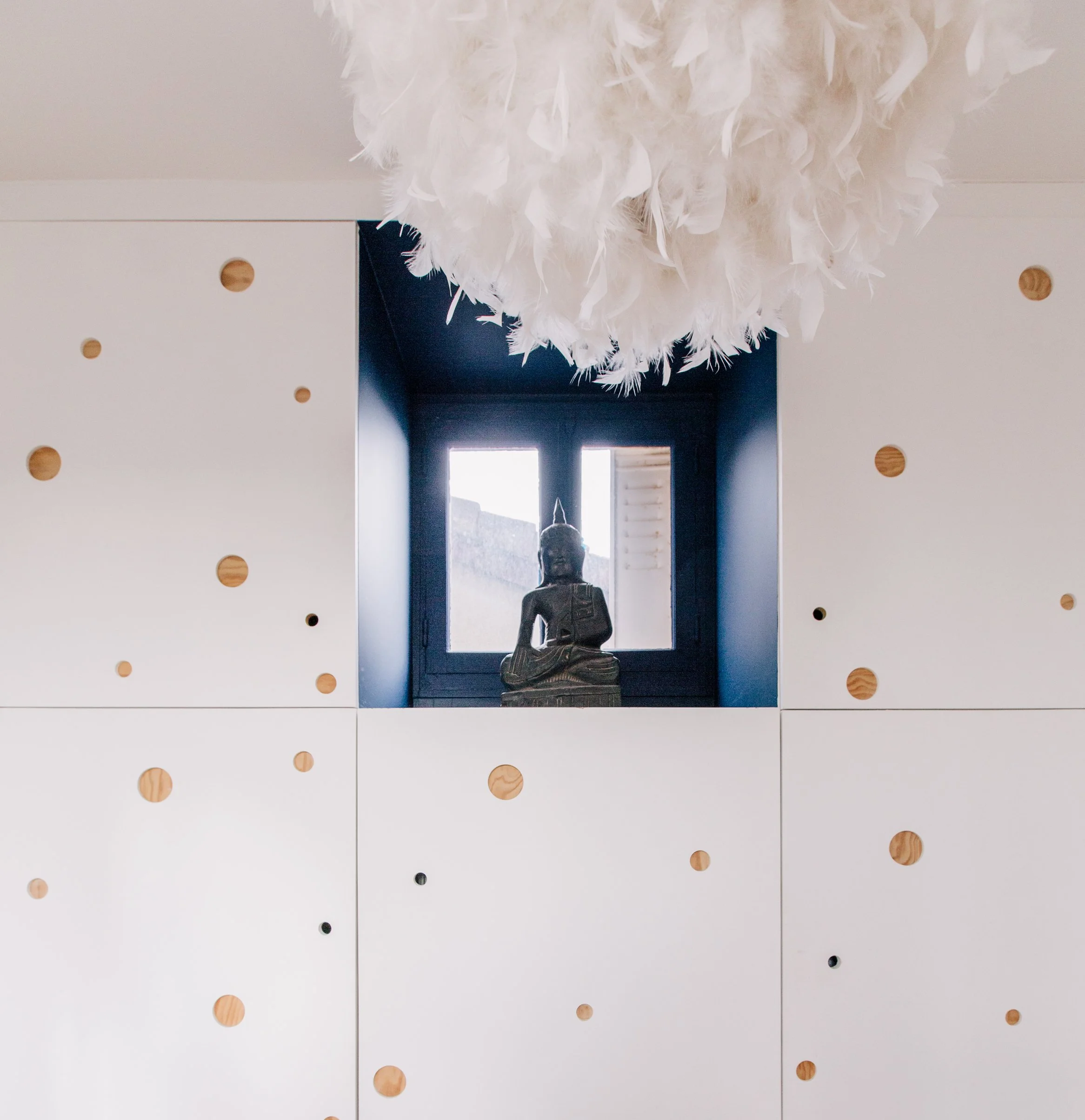 Penderie sur mesure en planche de sapin et mélaniné avec niche bleue et suspension en plumes