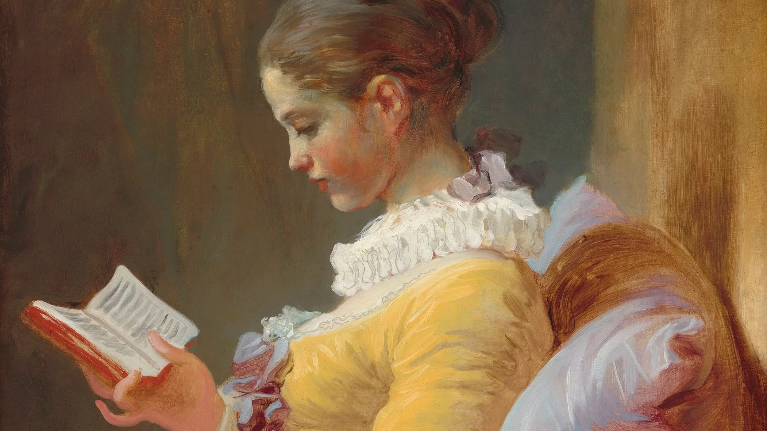 Une peinture représentant une femme aux cheveux en chignon, portant une robe jaune avec un col en dentelle, en train de lire un livre.