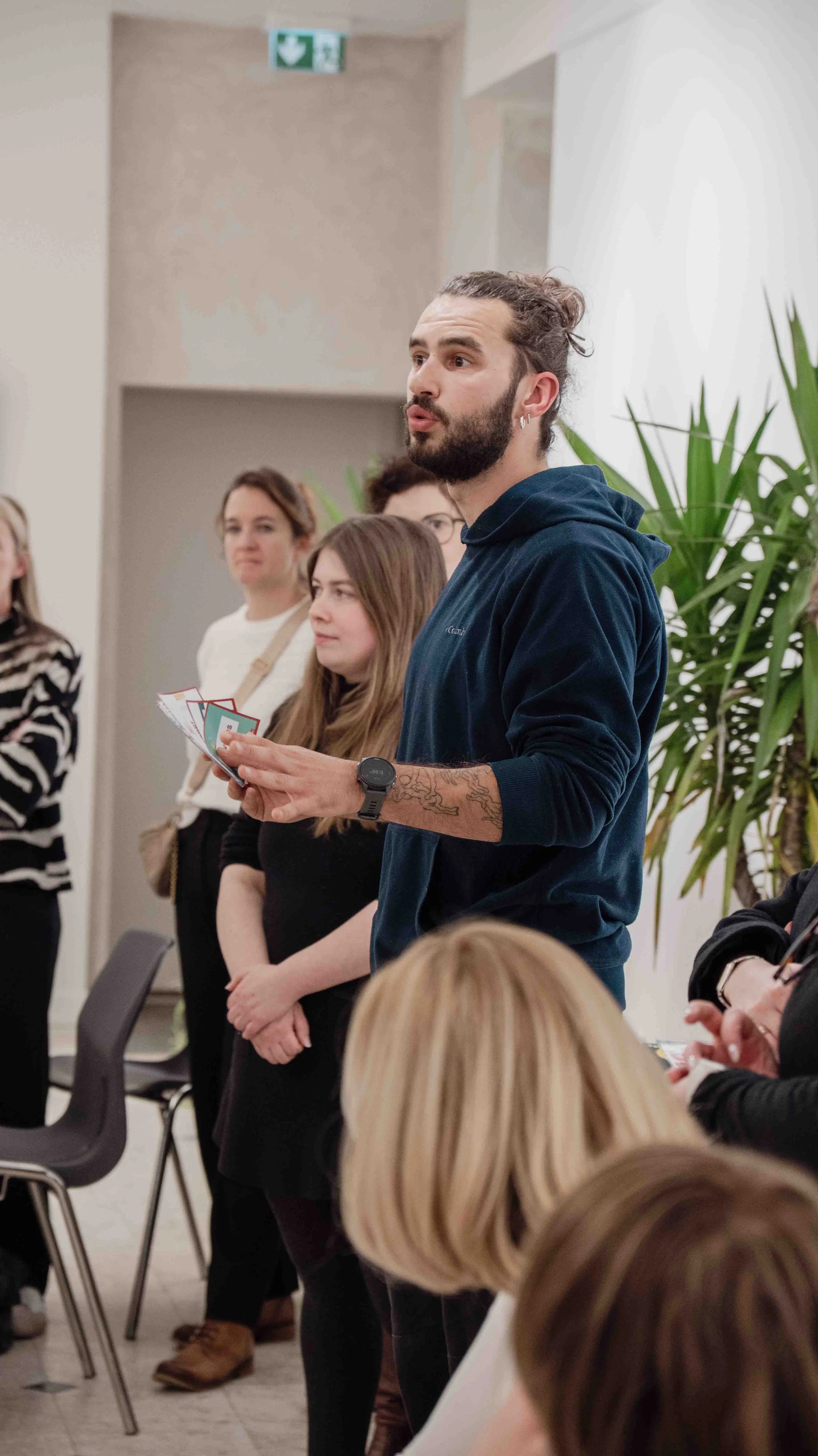 Un bénévole de l'association en train d'animer un atelier.