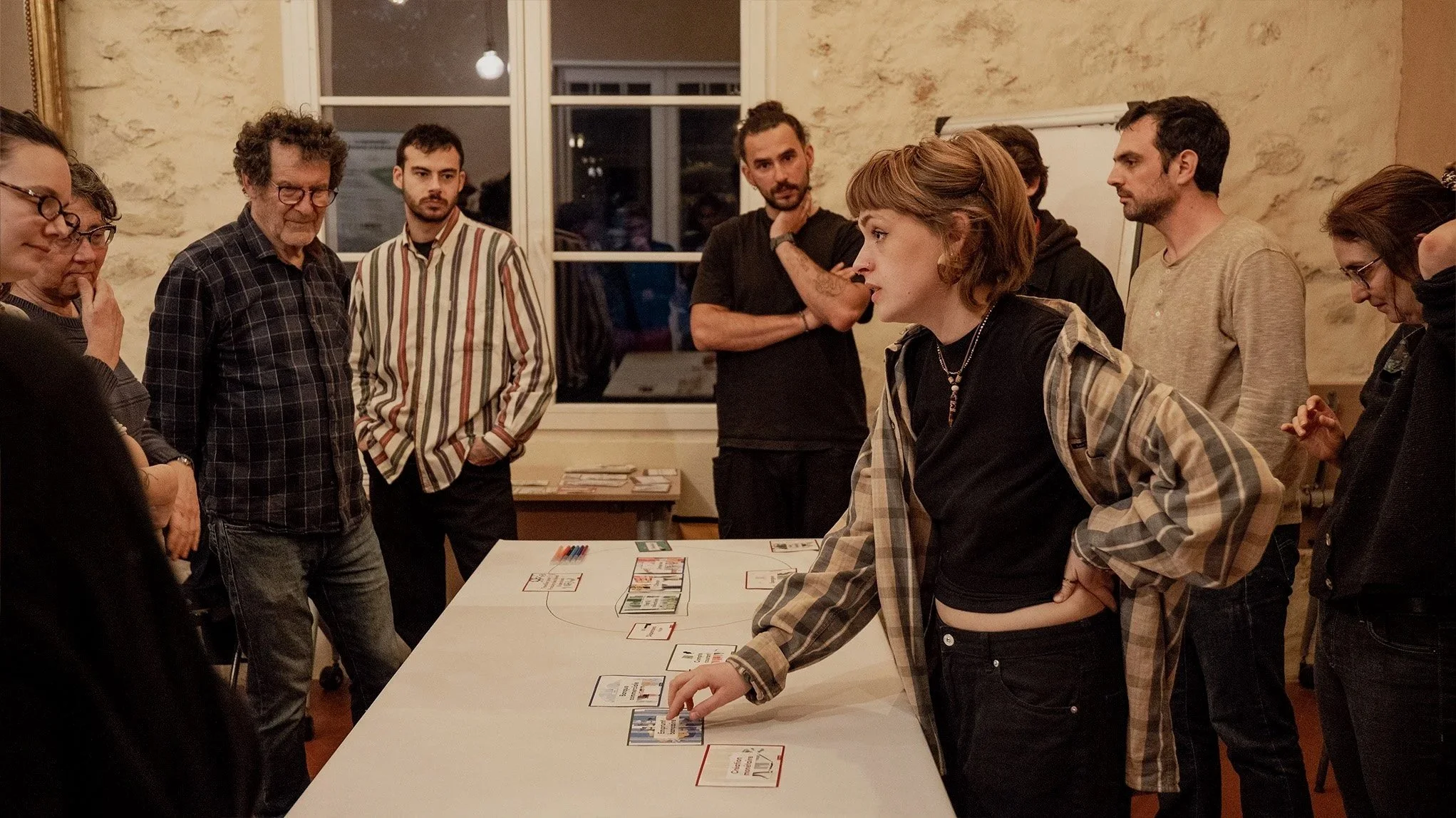 Groupe de personnes discutant lors d'un atelier de la fresque.