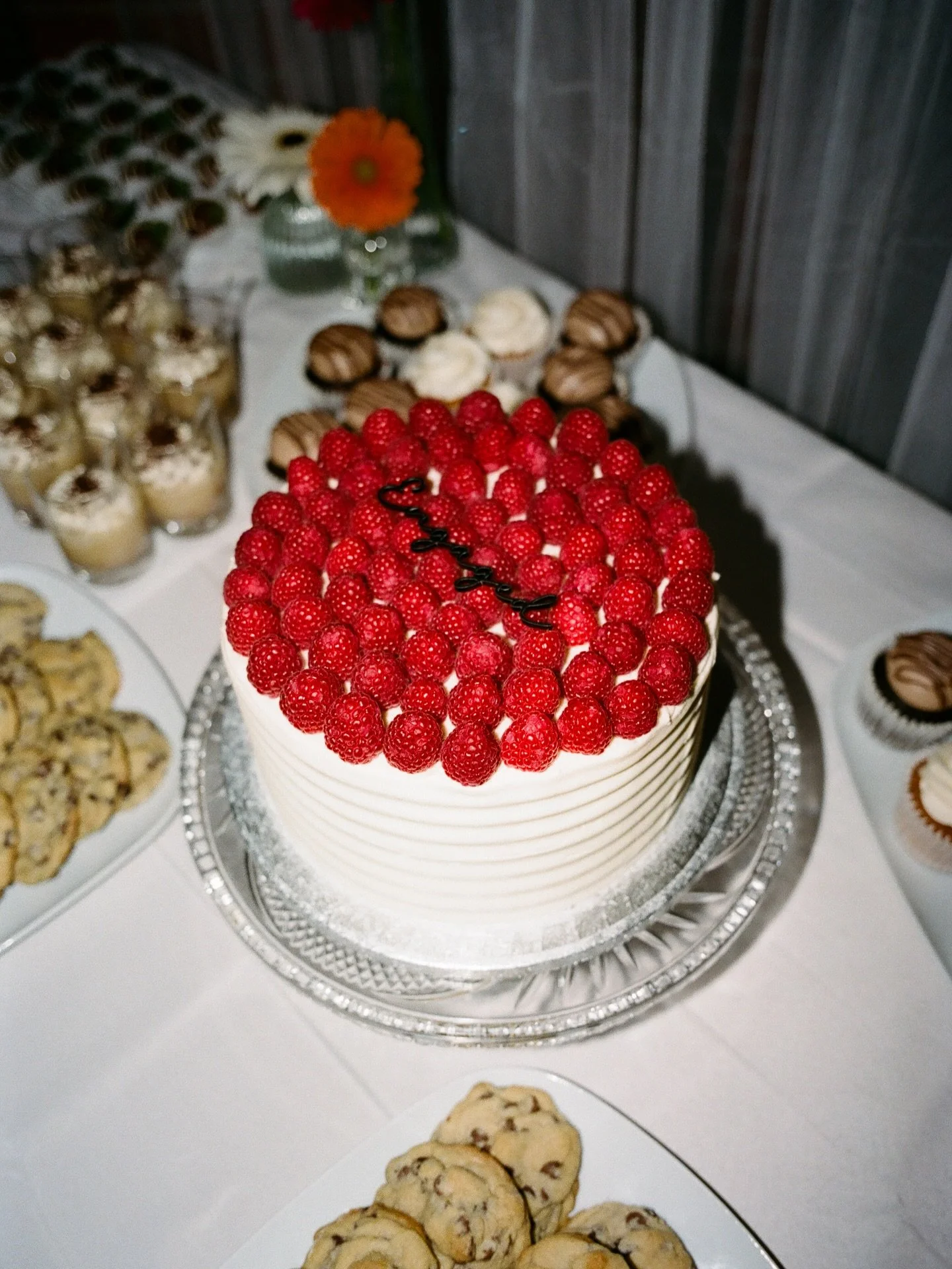 A moment for the most perfect cake made by my beautiful sister❣️ @phinagould 

Plus other absolutely delicious goodies from the incredibly talented @lindsaypembertonofficial