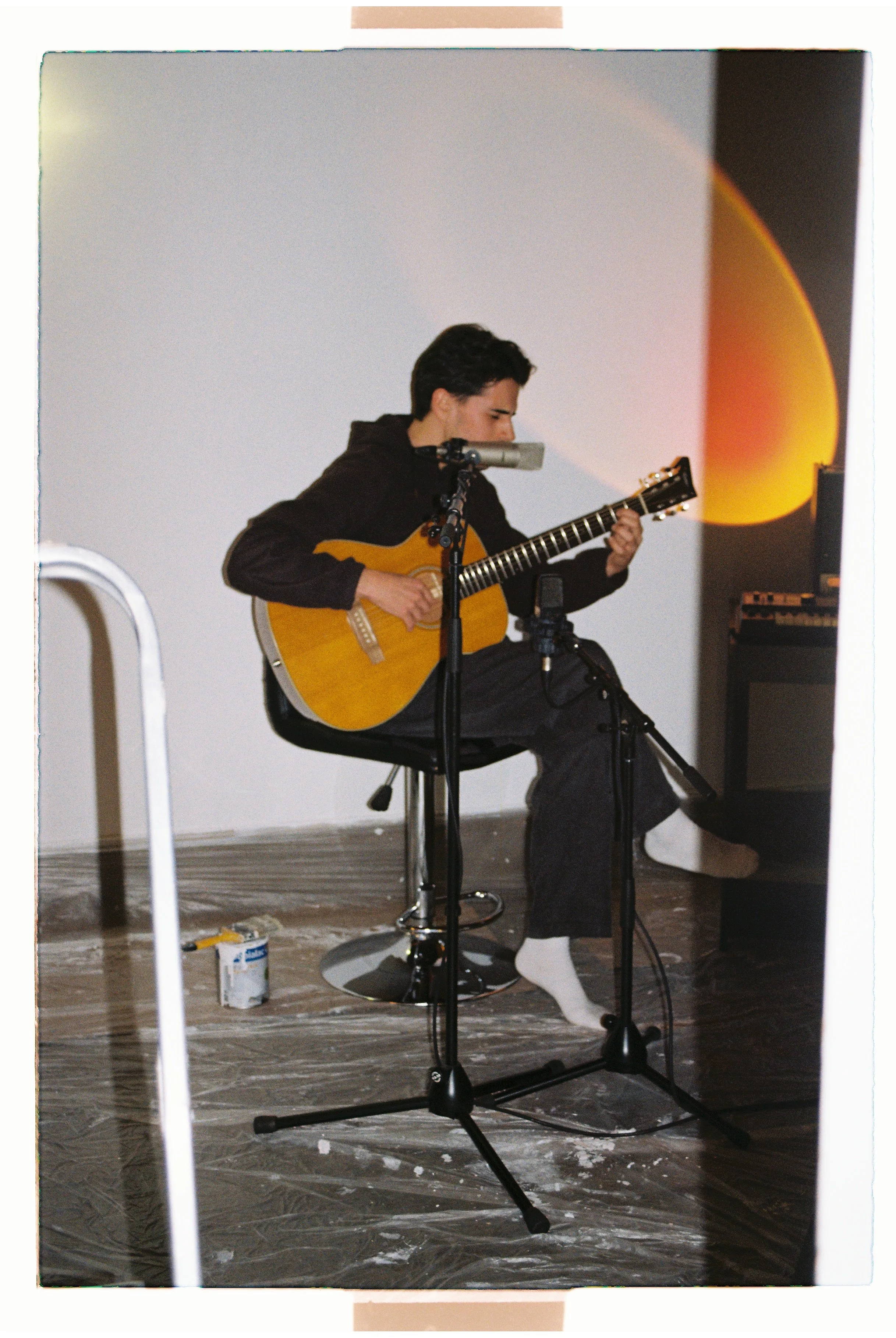 Artist Sandrino playing the guitar