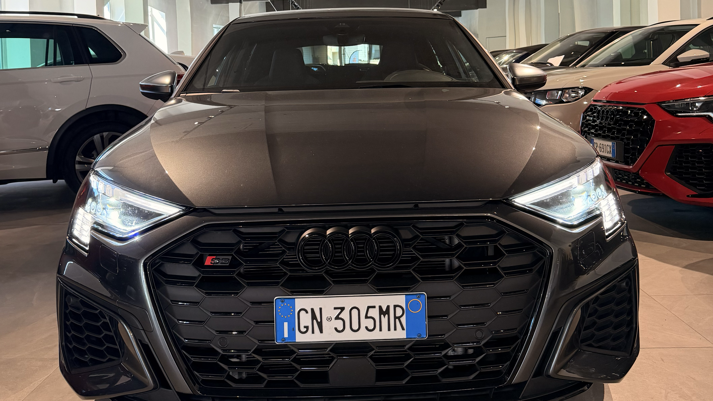 Auto sportiva Audi S3 in showroom