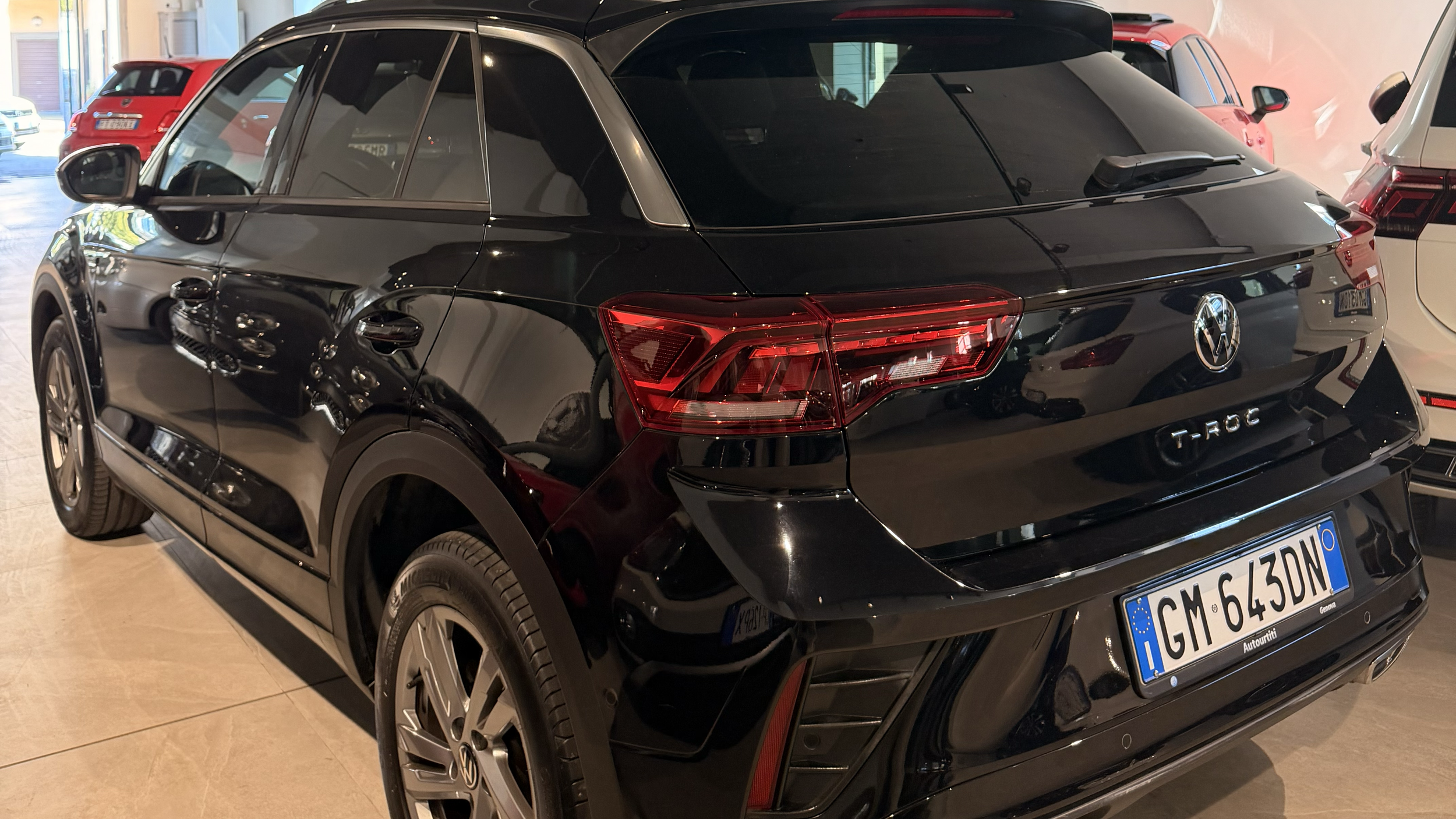 Auto nero Volkswagen T-Roc 