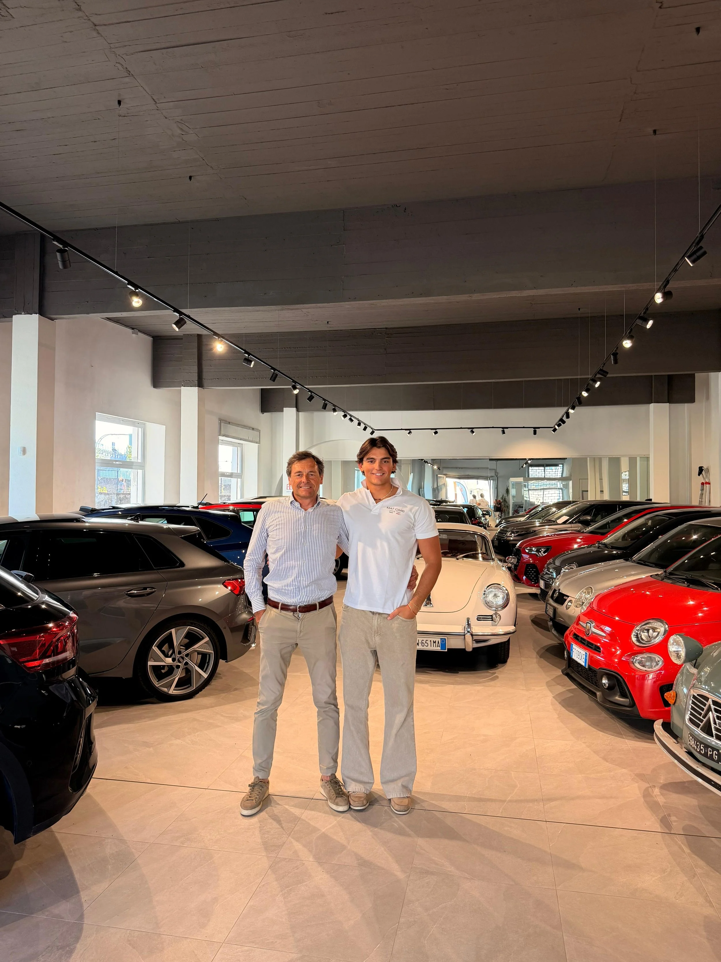 Lo staff di Mat Cars Genova pronto ad accogliere i clienti in ufficio