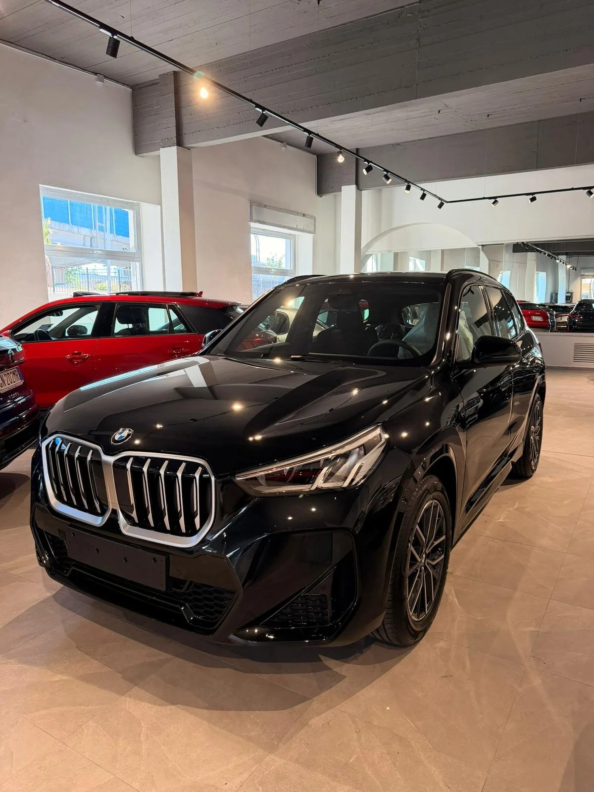 Auto BMW nera in esposizione in showroom 