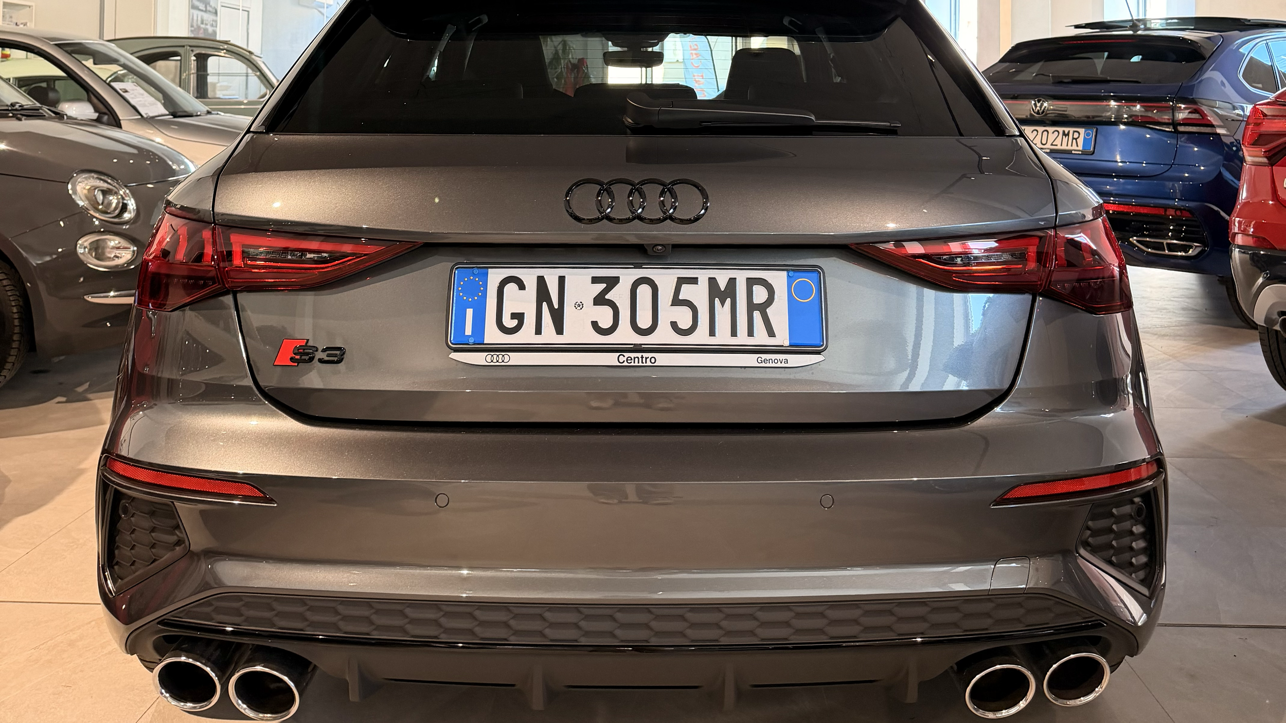 Auto sportiva Audi S3 grigia