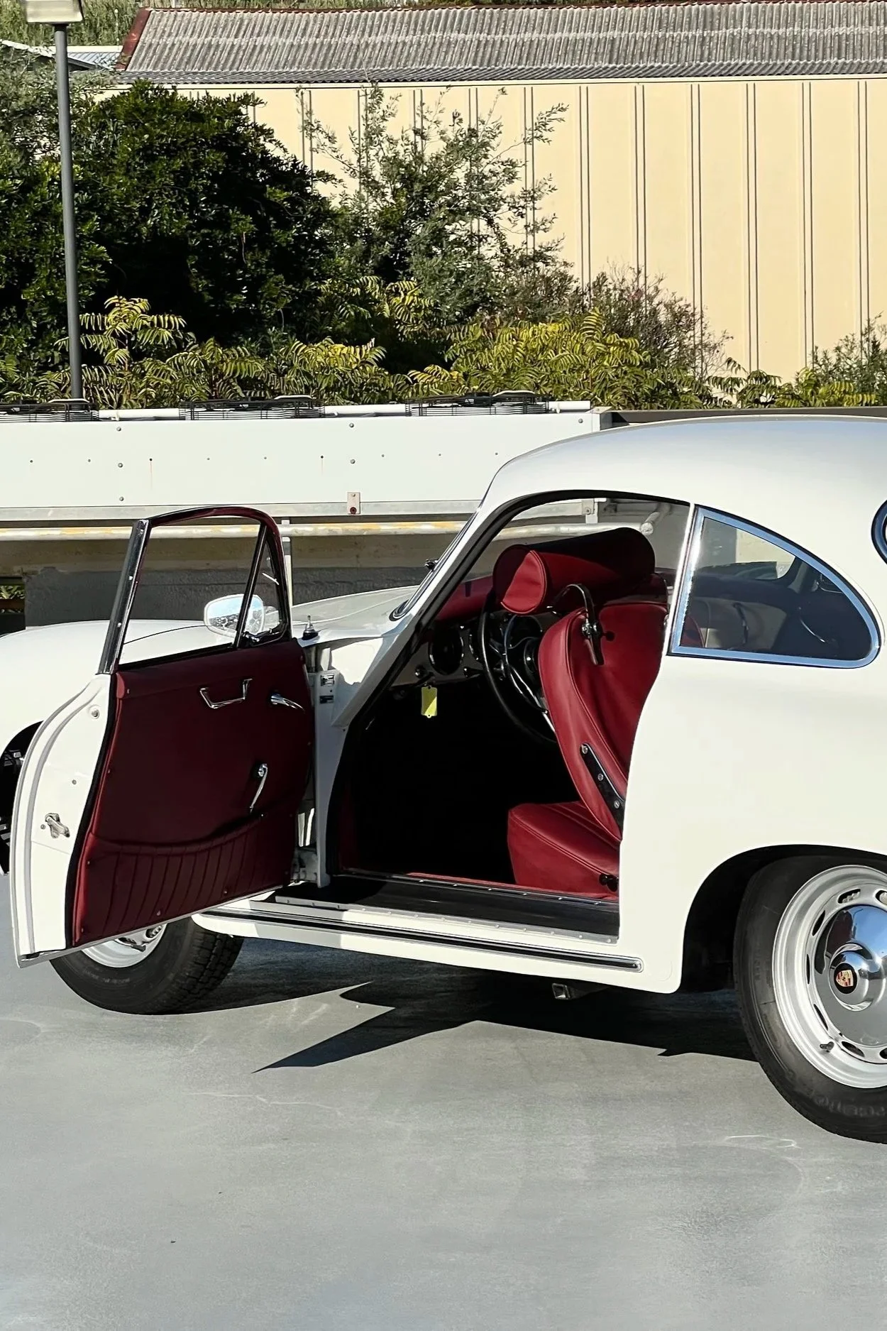 Porsche d'epoca bianca con interni in pelle rossa