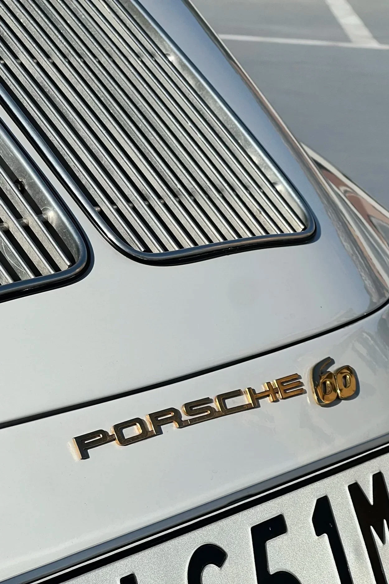Particolare del badge posteriore di un'automobile Porsche 911 Turbo
