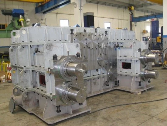 Riduttore per doppia gabbia di laminatoio