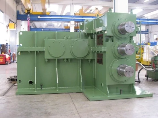 Riduttore per singola gabbia di laminatoio con tre alberi in uscita