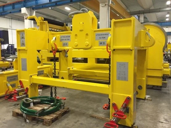 Backup roll lifting tong