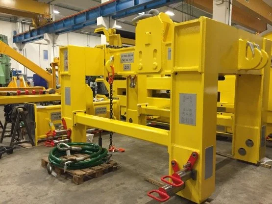 Backup roll lifting tong