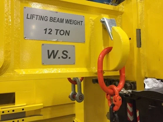 Backup roll lifting tong