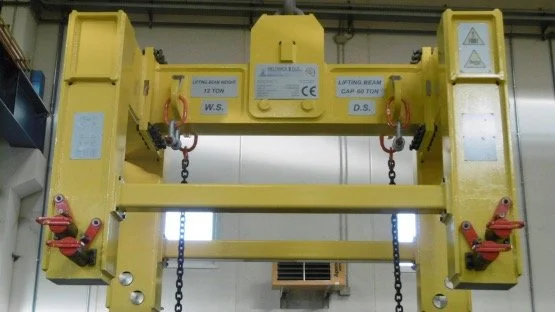 Backup roll lifting tong