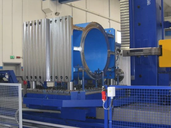 Adjustable roll support for plate bending machine