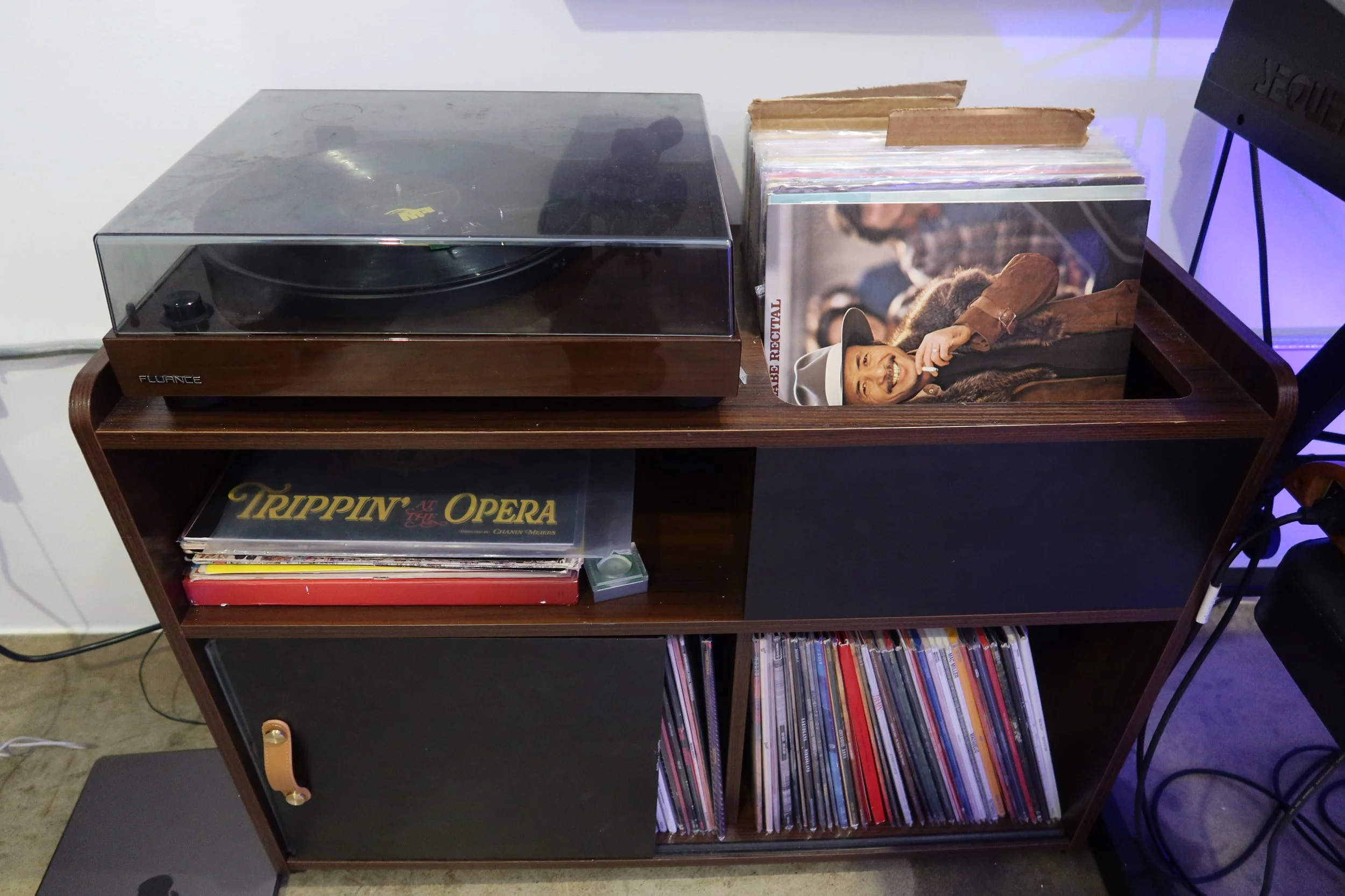 BLNDMAN Records turntable and vinyl collection in the new studio