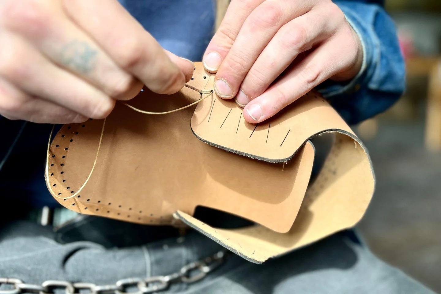 Stell dir vor, du n&auml;hst heute einen Schuh &ndash; und tr&auml;gst ihn morgen. 🧵⁠
In unserem Workshop n&auml;hst du in rund 5 Stunden dein eigenes Barfu&szlig;schuhpaar von Hand. Schaft n&auml;hen, Boden bauen, Sohle aufkleben &ndash; du machst 