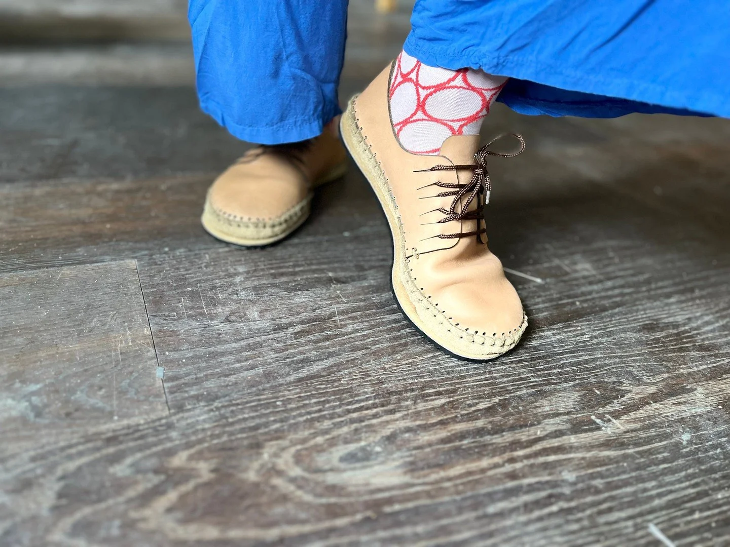 Das sind keine gekauften Schuhe. Die hat jemand selbst gen&auml;ht. In f&uuml;nf Stunden. Mit den eigenen H&auml;nden. 👟⁠
Und ja, die laufen sich genauso gut wie sie aussehen.⁠
In unserem Workshop n&auml;hst du dein eigenes Paar Barfu&szlig;schuhe &