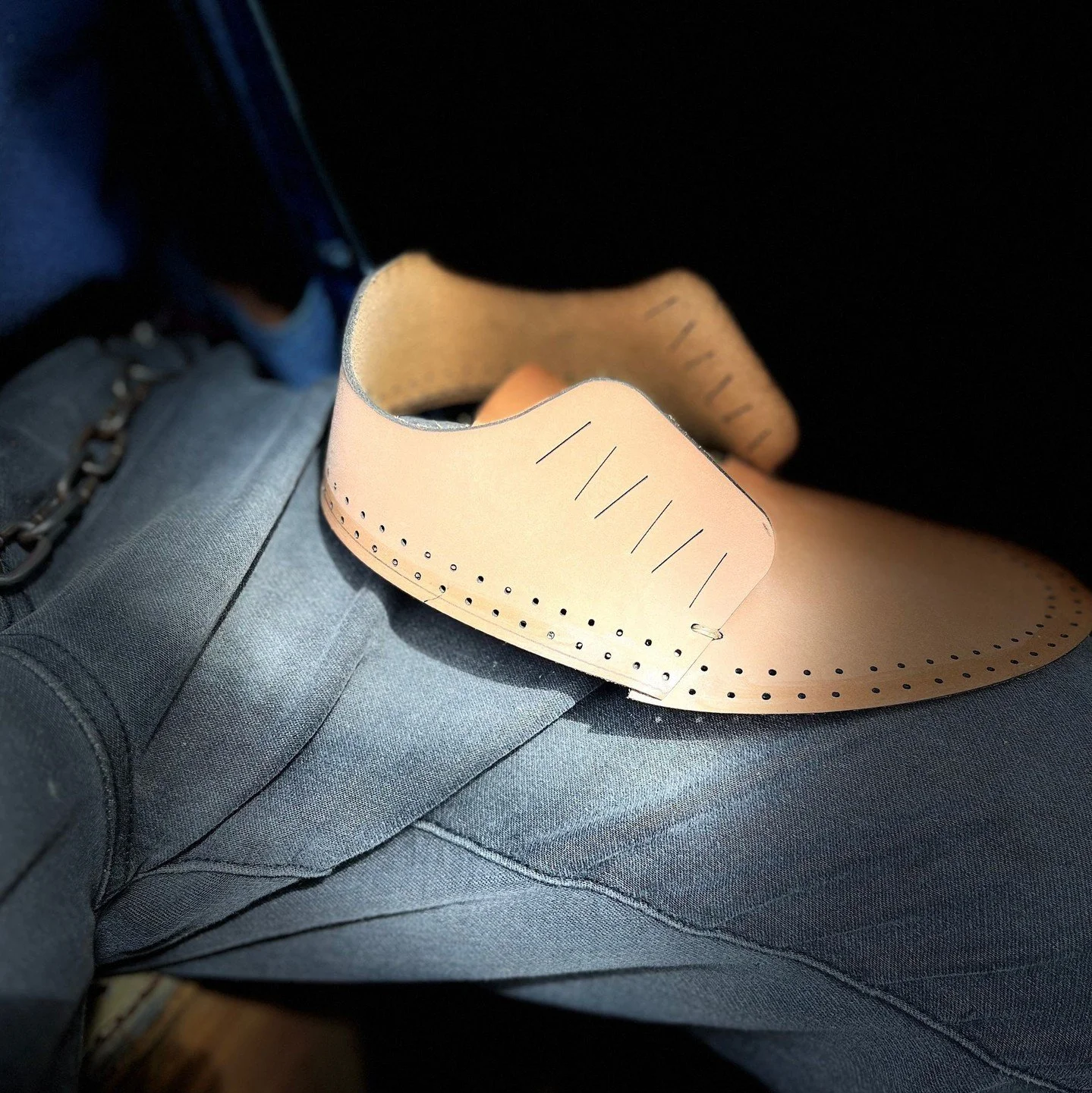 Es gibt diesen Moment, wenn du den letzten Stich setzt und den Schuh zum ersten Mal in der Hand h&auml;ltst. Den hast du gemacht. Mit deinen H&auml;nden. 🤲⁠
Das ist kein Kurs. Das ist ein Tag, der sich anders anf&uuml;hlt als der Rest der Woche.⁠
Du