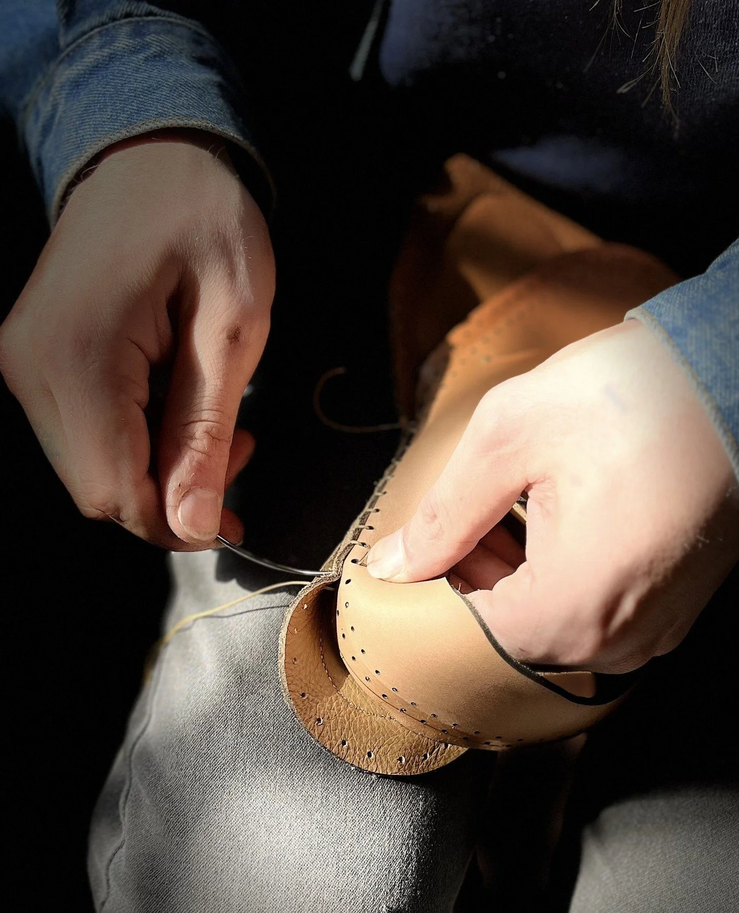 Wie funktioniert eigentlich Leder? Warum eignen sich Naturfasern f&uuml;r Barfu&szlig;schuhe? Und wie n&auml;ht man einen Schaft, der h&auml;lt?⁠
In unserem Workshop lernst du das alles &ndash; nicht aus einem Buch, sondern mit den H&auml;nden. 🪡⁠
S