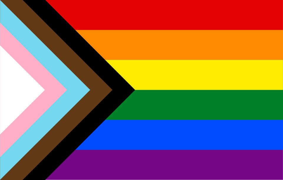 Die Progress Pride Flagge mit den Farben Rot, Orange, Gelb, Grün, Blau, Violett, ergänzt durch das Transgender-Flaggendesign in Rosa, Blau und Weiß.