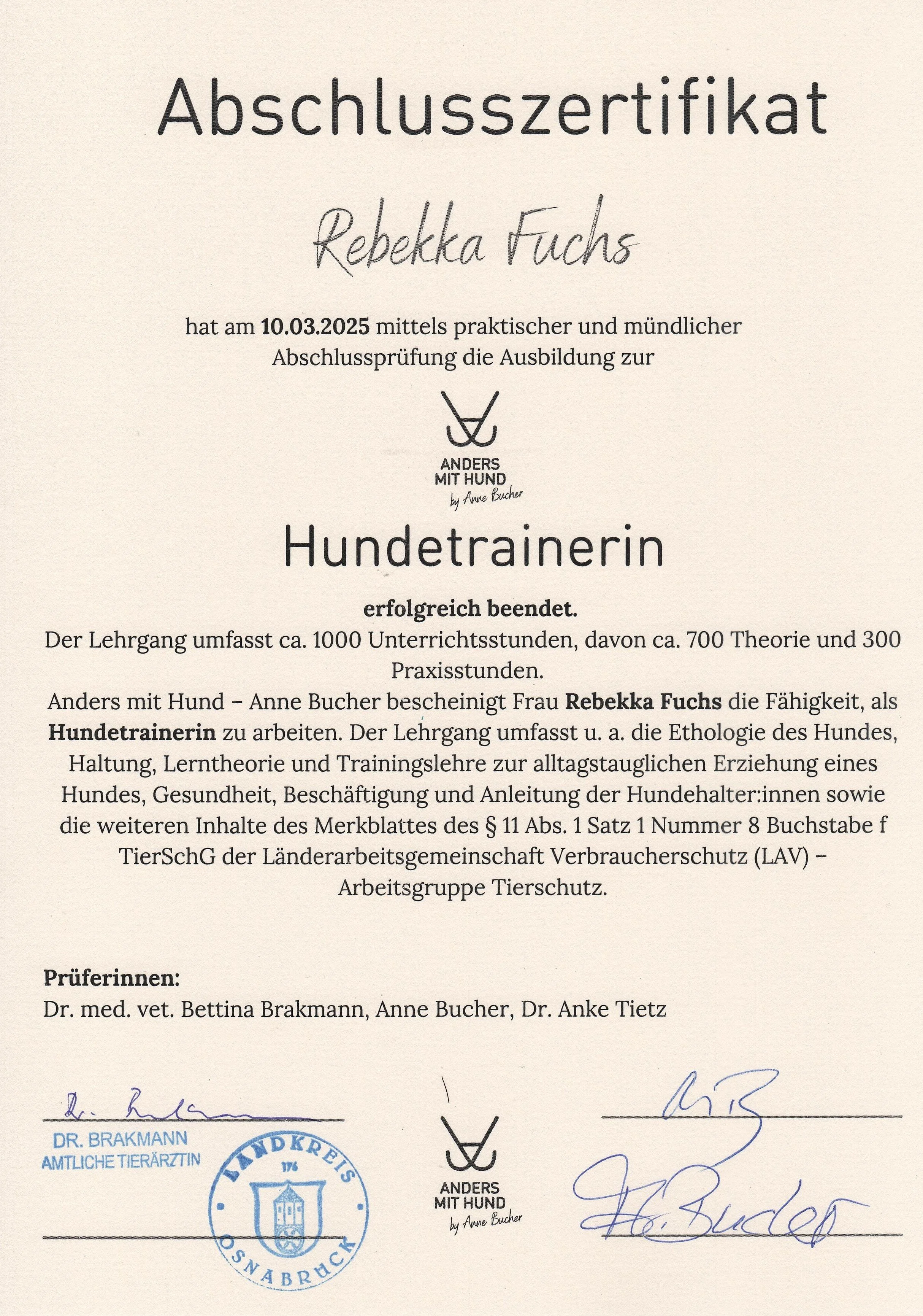 Abschlusszertifikat der Ausbildung zur Hundetrainerin für Rebekka Fuchs, ausgestellt am 10.03.2025 von Anders mit Hund – Anne Bucher, mit Stempel und Unterschrift. Außerdem unterzeichnet und gestempelt von der amtlichen Tierärztin Dr. Brakmann.