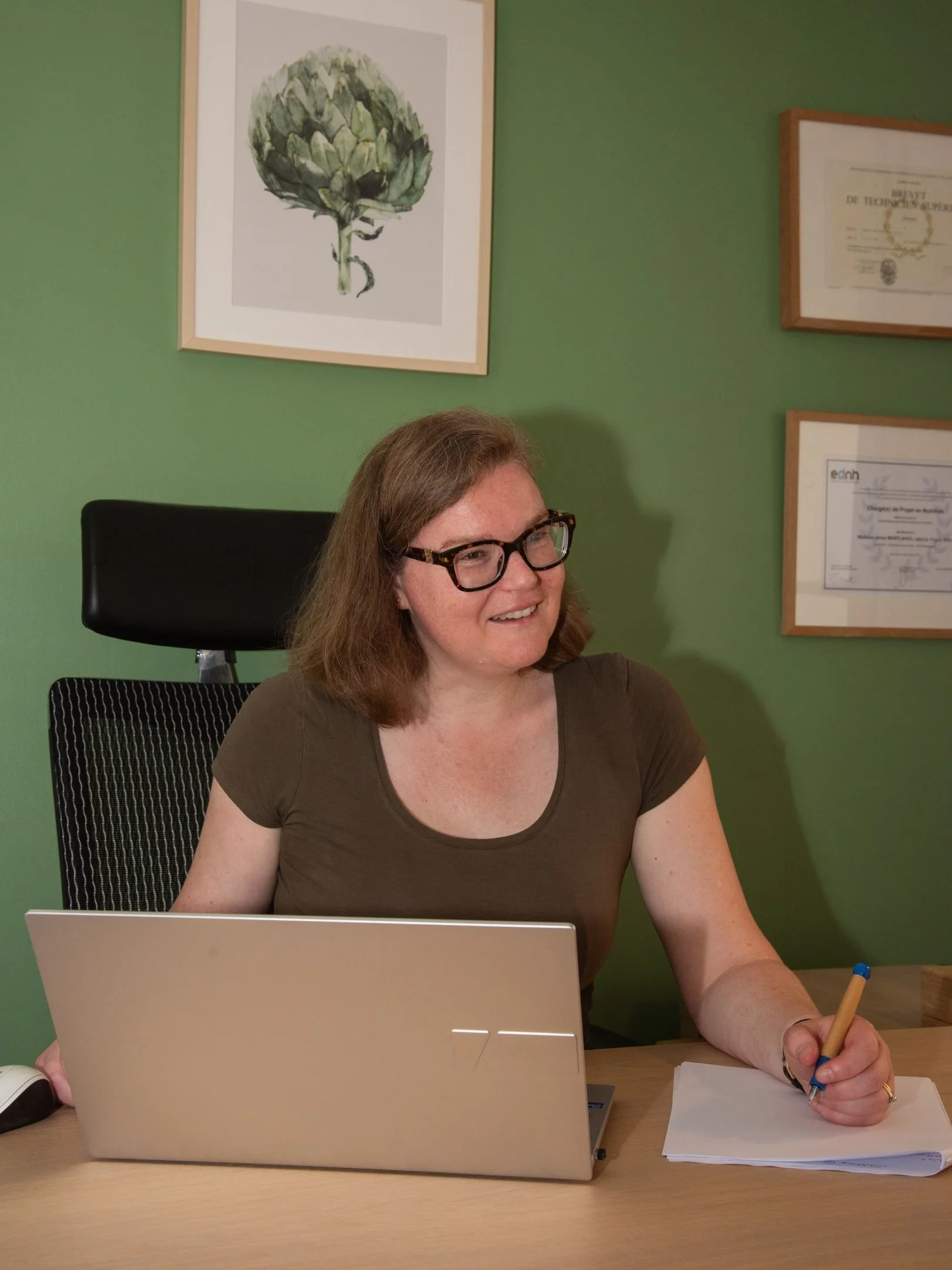 Jenny Tomlinson Montlahuc à son bureau, cabinet de Maisons-Laffitte.