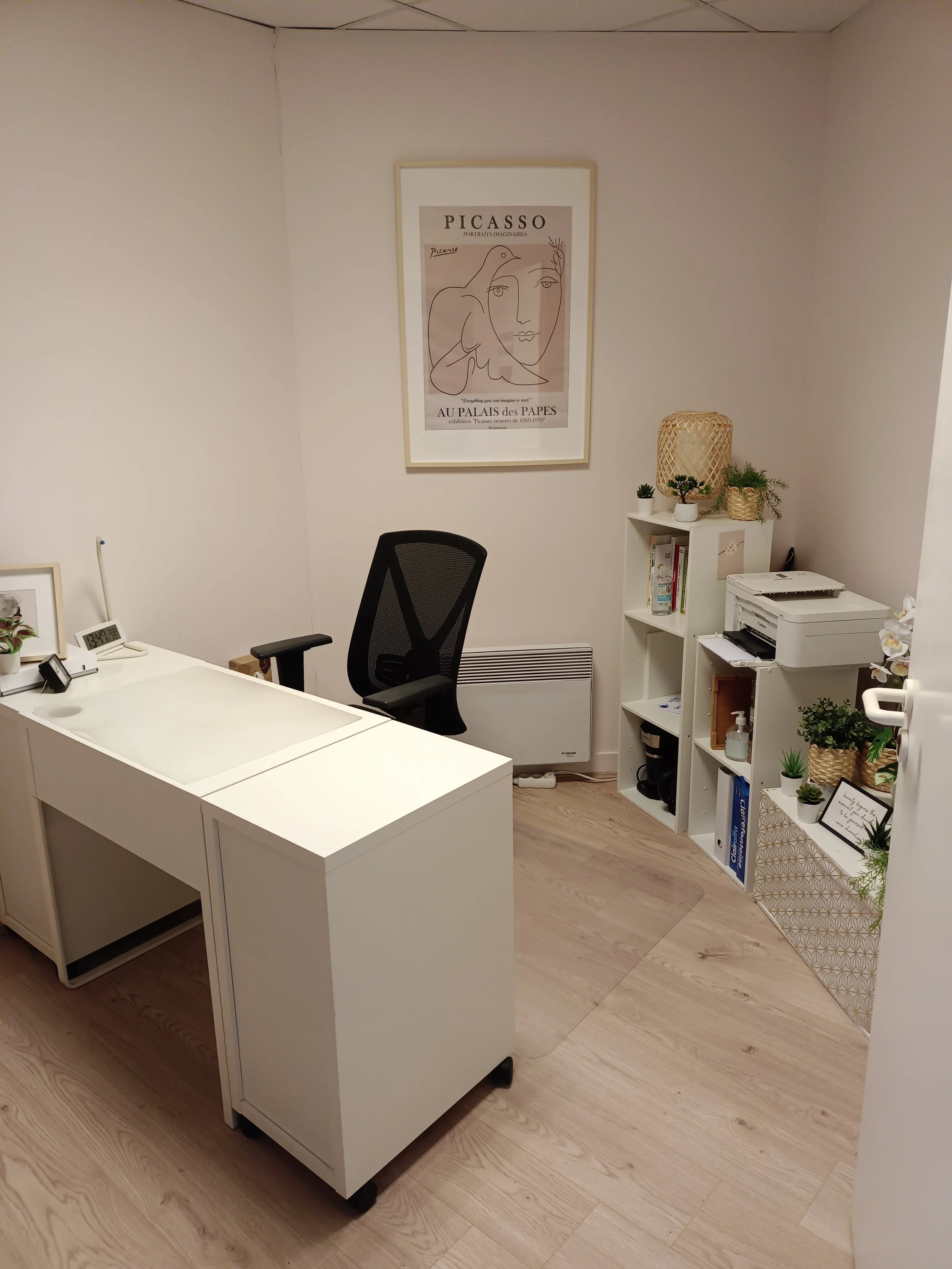 Cabinet d'Hardricourt : vue du bureau depuis l'entrée.