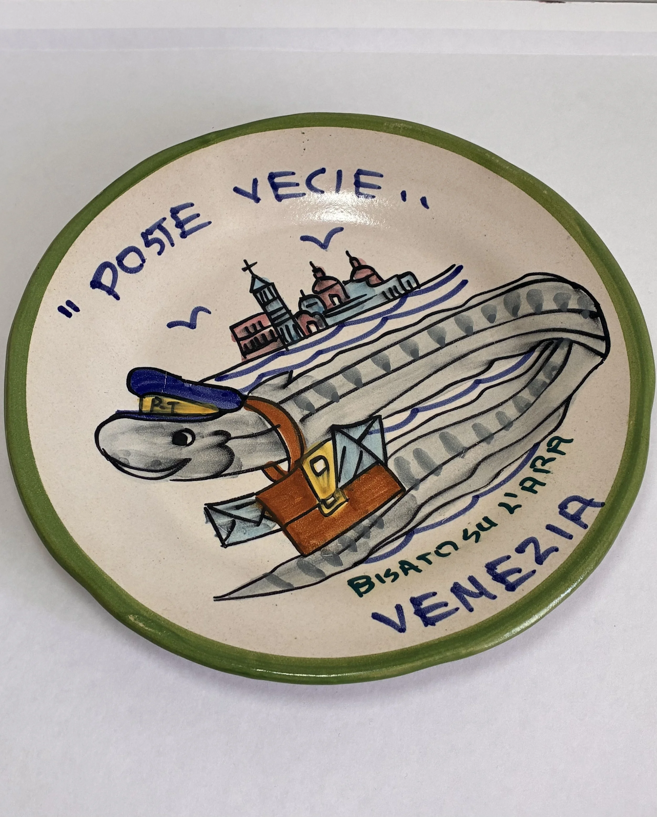 Étiquette illustrée représentant un paysage avec une église, un bateau et des montagnes, avec le texte en français 'Posez vos vœux, Biatovka Venise'.