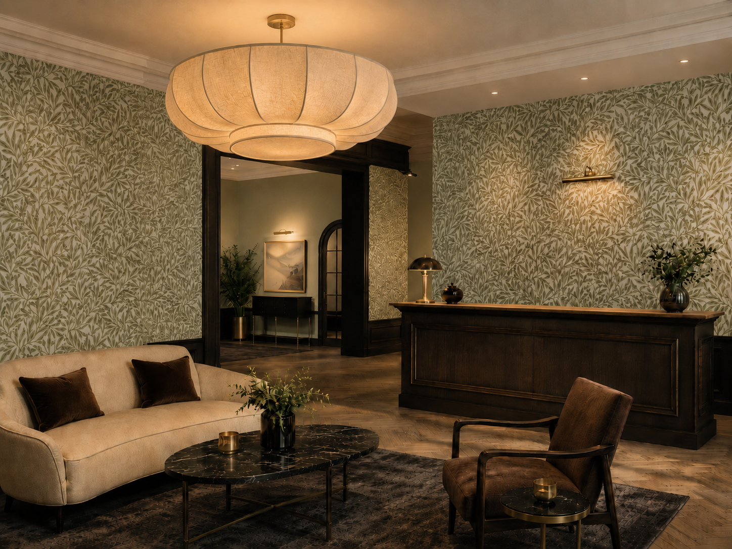 Intérieur élégant d'un salon avec un grand luminaire suspendu, un canapé beige avec deux coussins marron, une table basse en marbre noir avec une plante verte, un fauteuil en cuir marron, une réception en bois sombre, une décoration moderne et chaleureuse.