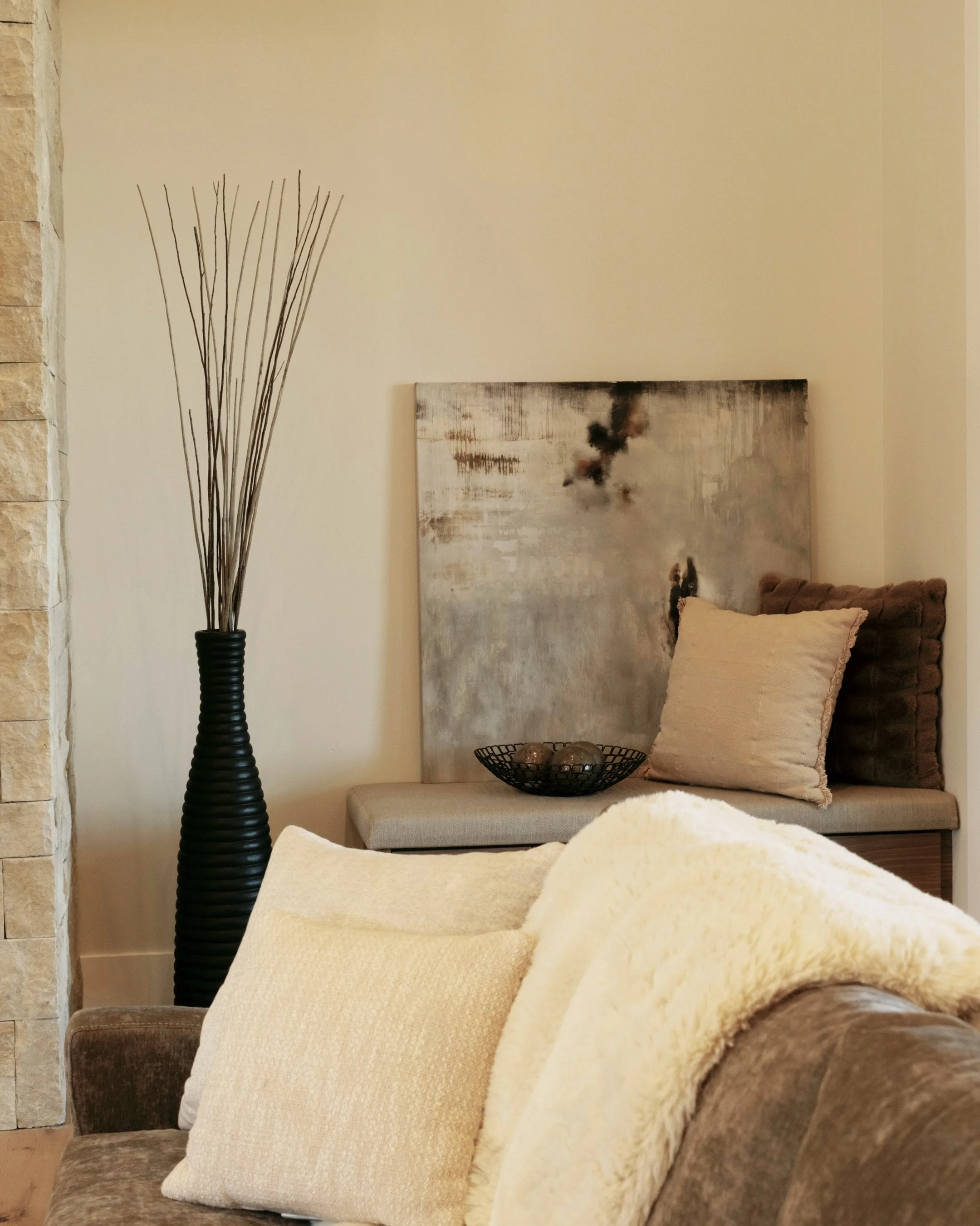 Understated luxury with a cozy edge. Hire White Pine for your next stage 🤍

#homestaging #interiordesign #utahinteriordesign #homestagingworks #homestyle