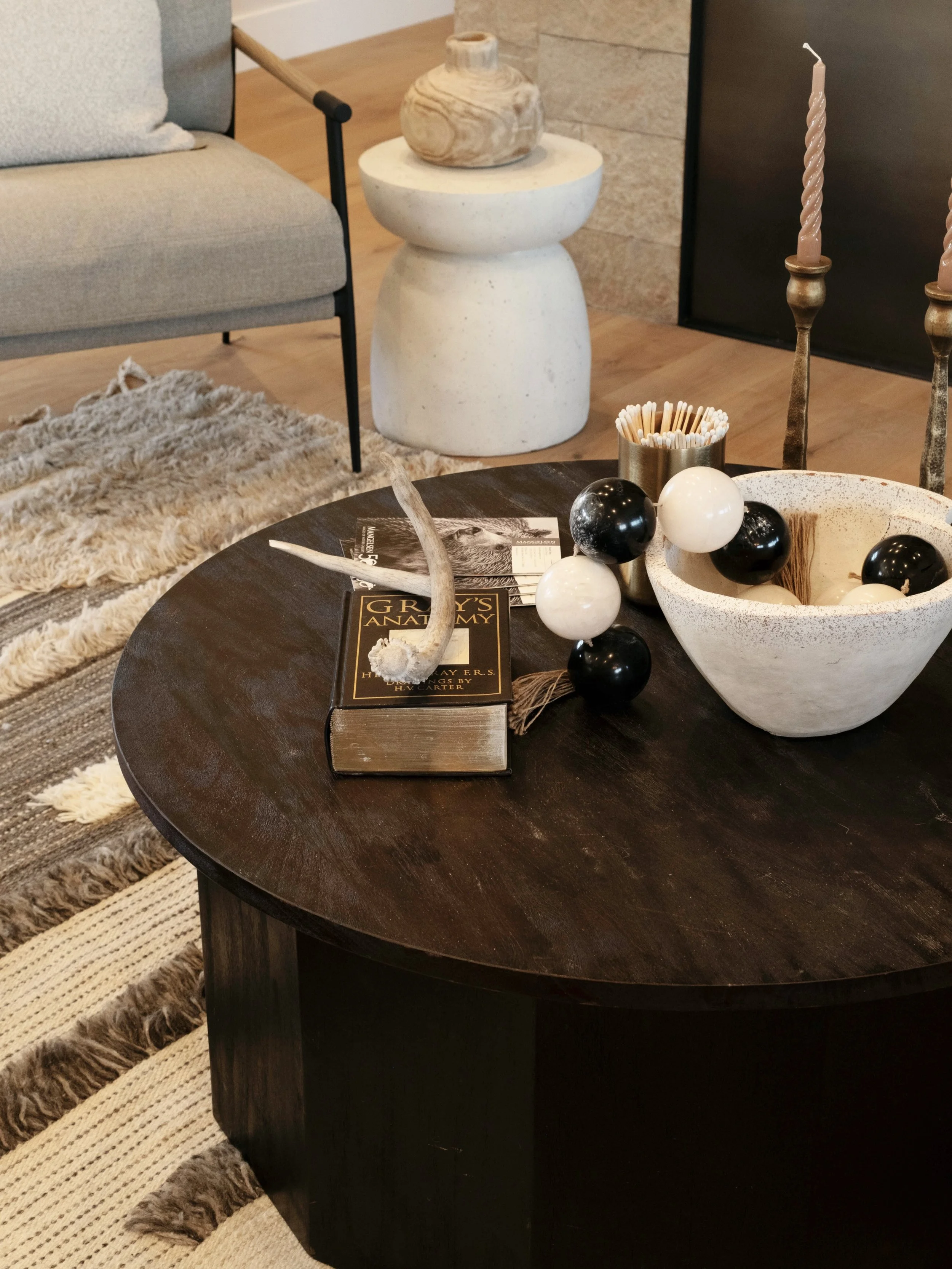 The coffee table isn&rsquo;t just a place to set your drink&mdash;it&rsquo;s an opportunity to design. Layered books, organic textures, and thoughtfully chosen accents create a lived in feeling without being cluttered.

#homestaging #homestyle #inter