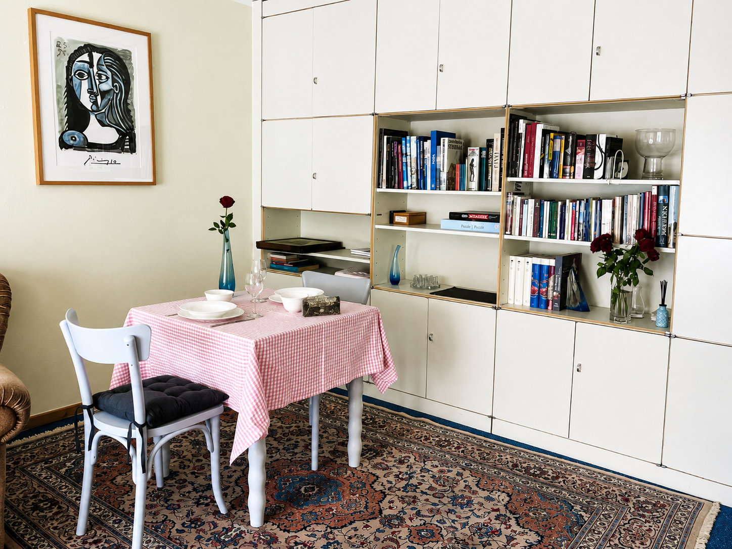 „Essbereich der Ferienoase Radeberg mit altem Wirtshaustisch und Bücherwand“