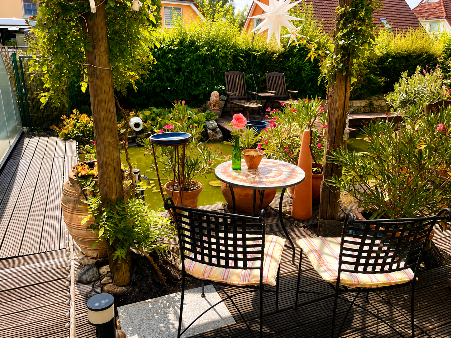 gemütlicher Sitzplatz im mediterranen Garten der Ferienoase Radeberg bei Dresden