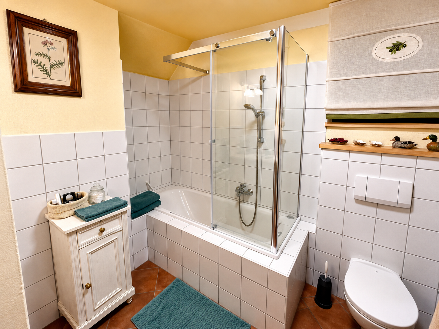 gemütliches Badezimmer mit Badewanne und Duschabtrennung, Schrank und Handtüchern