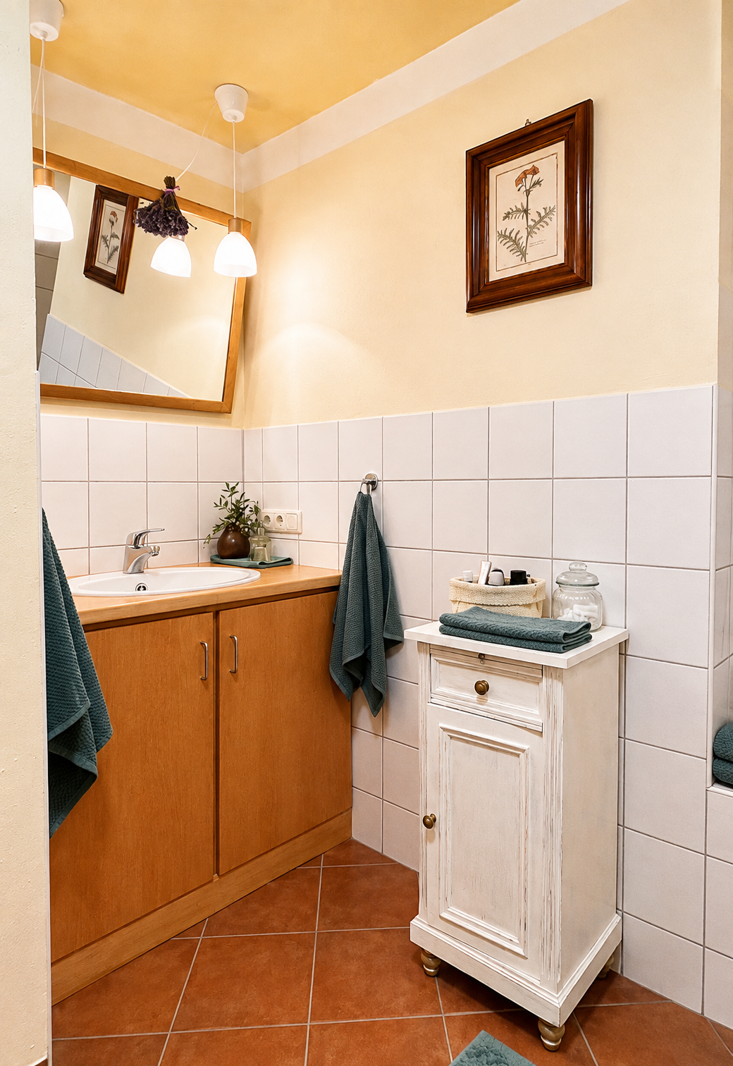 Badezimmer der Ferienoase Radeberg bei Dresden mit Waschbecken, nostalgischem Schrank und Handtüchern