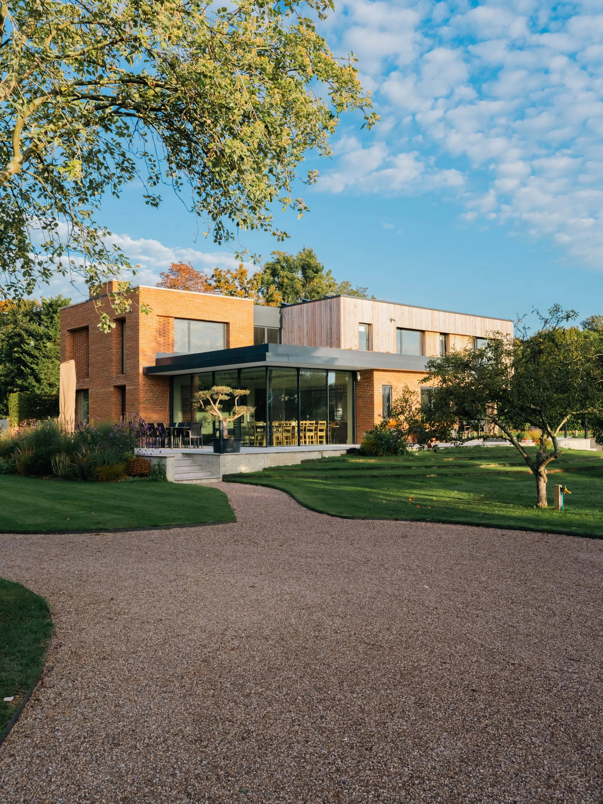 From scaffold to standout

A look back at the transformation of this beautiful contemporary home from the construction phase to the finished result.

Natural materials, clean architectural lines and expansive glazing come together to create a modern 