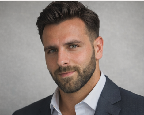vinny Professional headshot.png