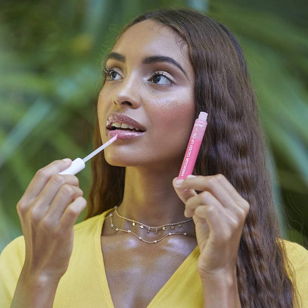 Maracuja_Summer2020_GlossyLipOil_Application_L.jpg