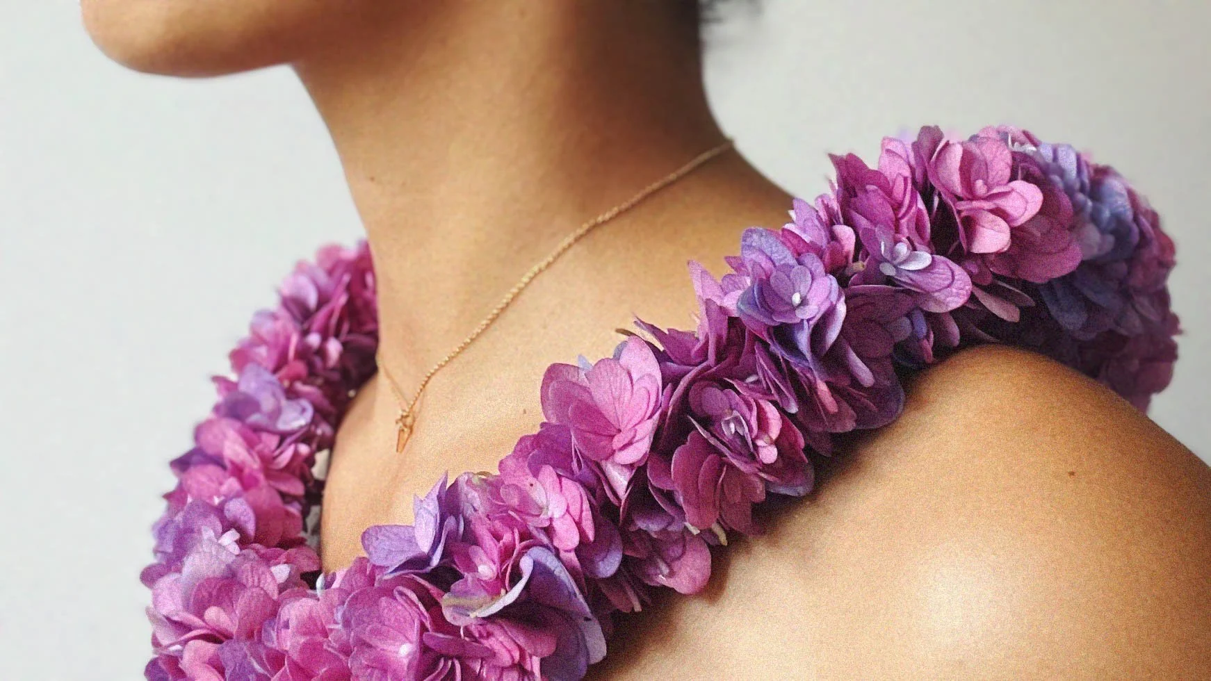hydrangae te mae, otherwise known as a flower lei, this leid of flowers is draped over the shoulders and chest