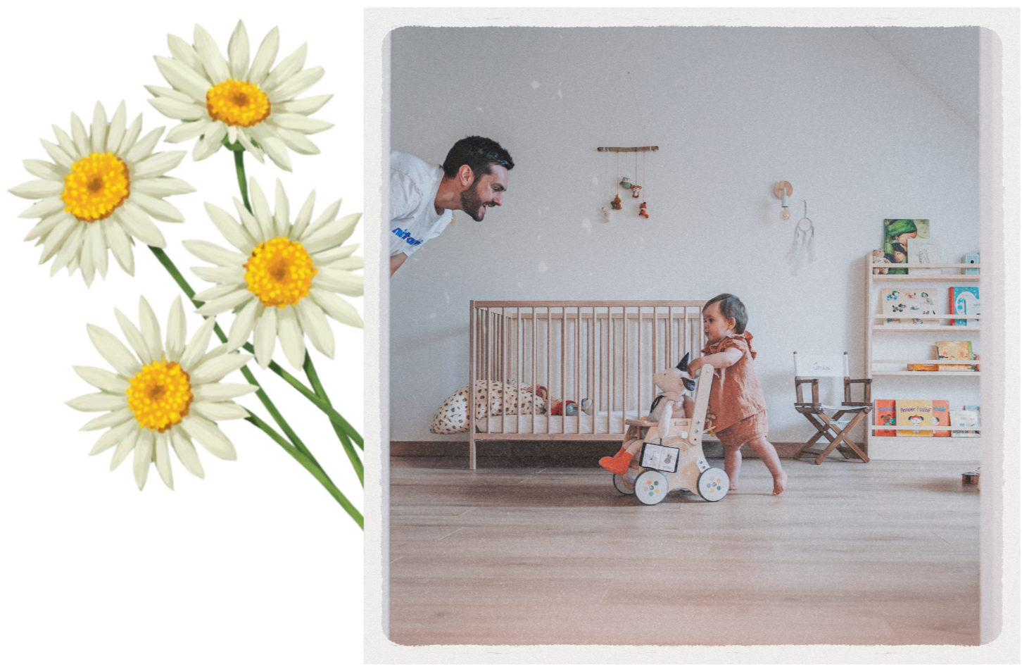 Un adulte souriant interagit avec un jeune enfant dans une chambre de bébé. L'enfant joue avec une poupée sur un marchepied en bois, à côté d'un lit bébé et d'une étagère remplie de livres. La pièce est décorée de façon minimaliste avec des murs blancs et quelques accessoires suspendus.