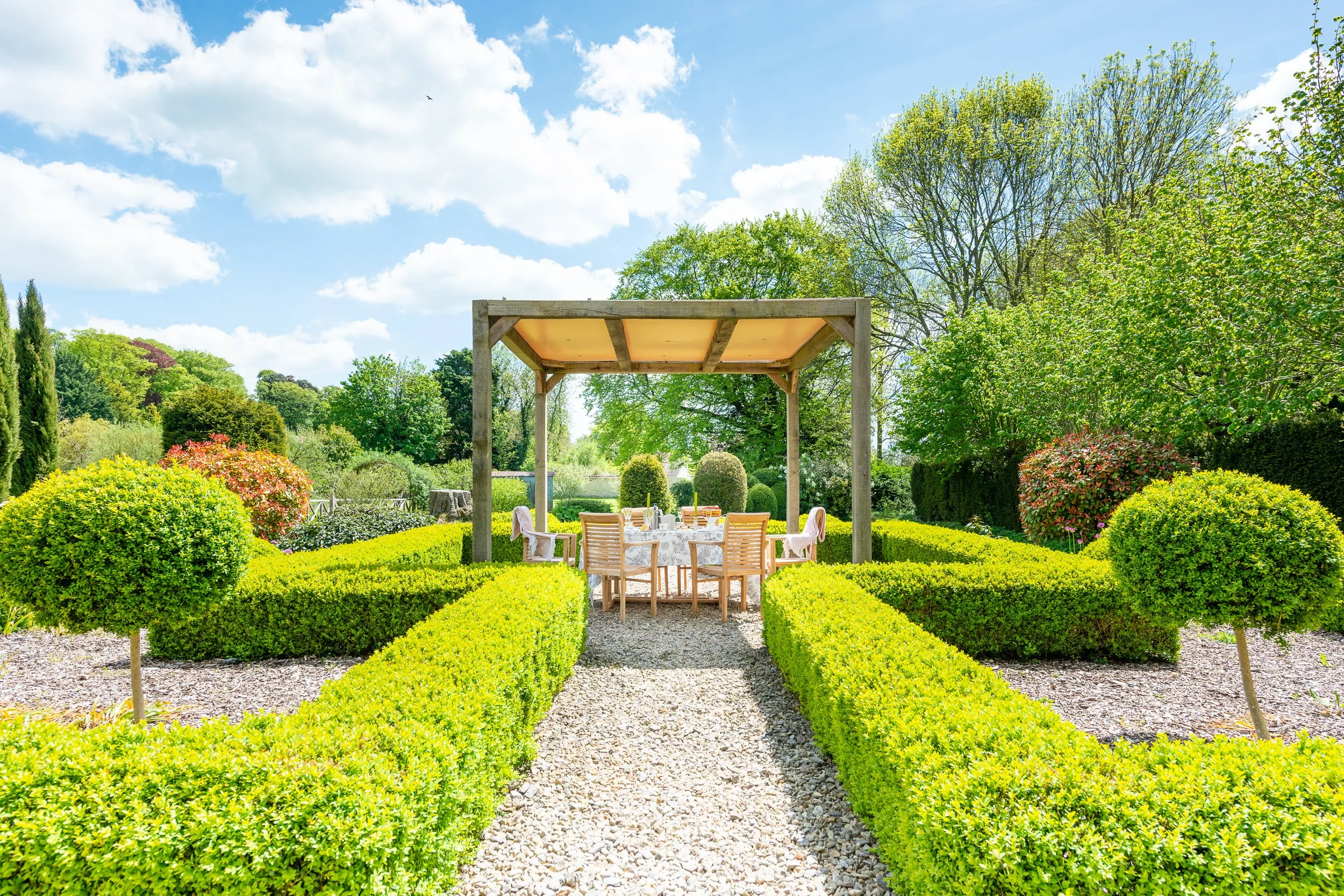 manor-estate-wiltshire-outdoor-dining-pergola.jpg