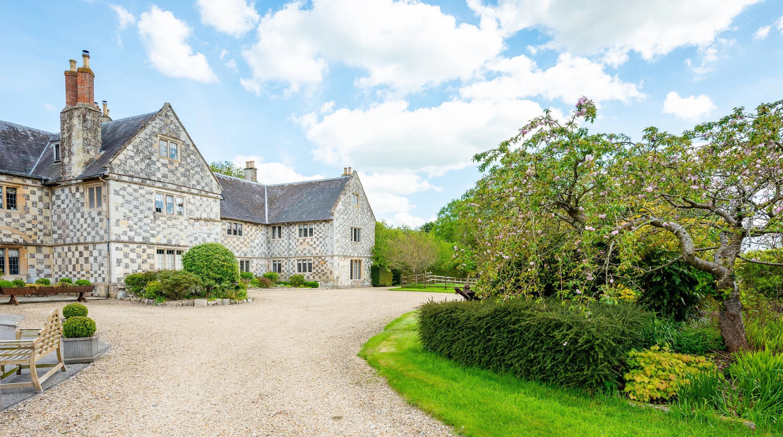 manor-estate-wiltshire-courtyard-exterior.jpg