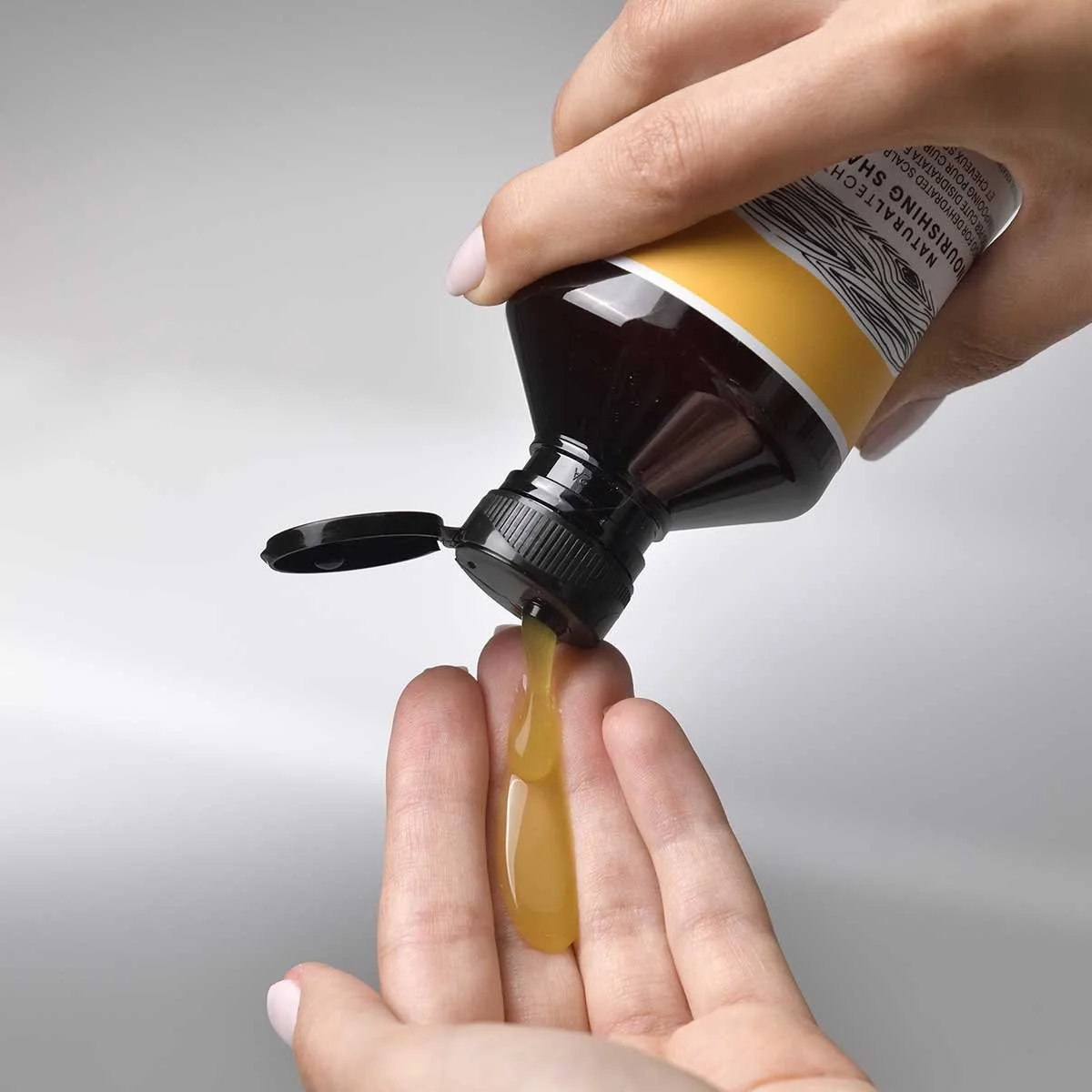 Davines-NaturalTech-Nourishing-Shampoo-Lifestyle.webp