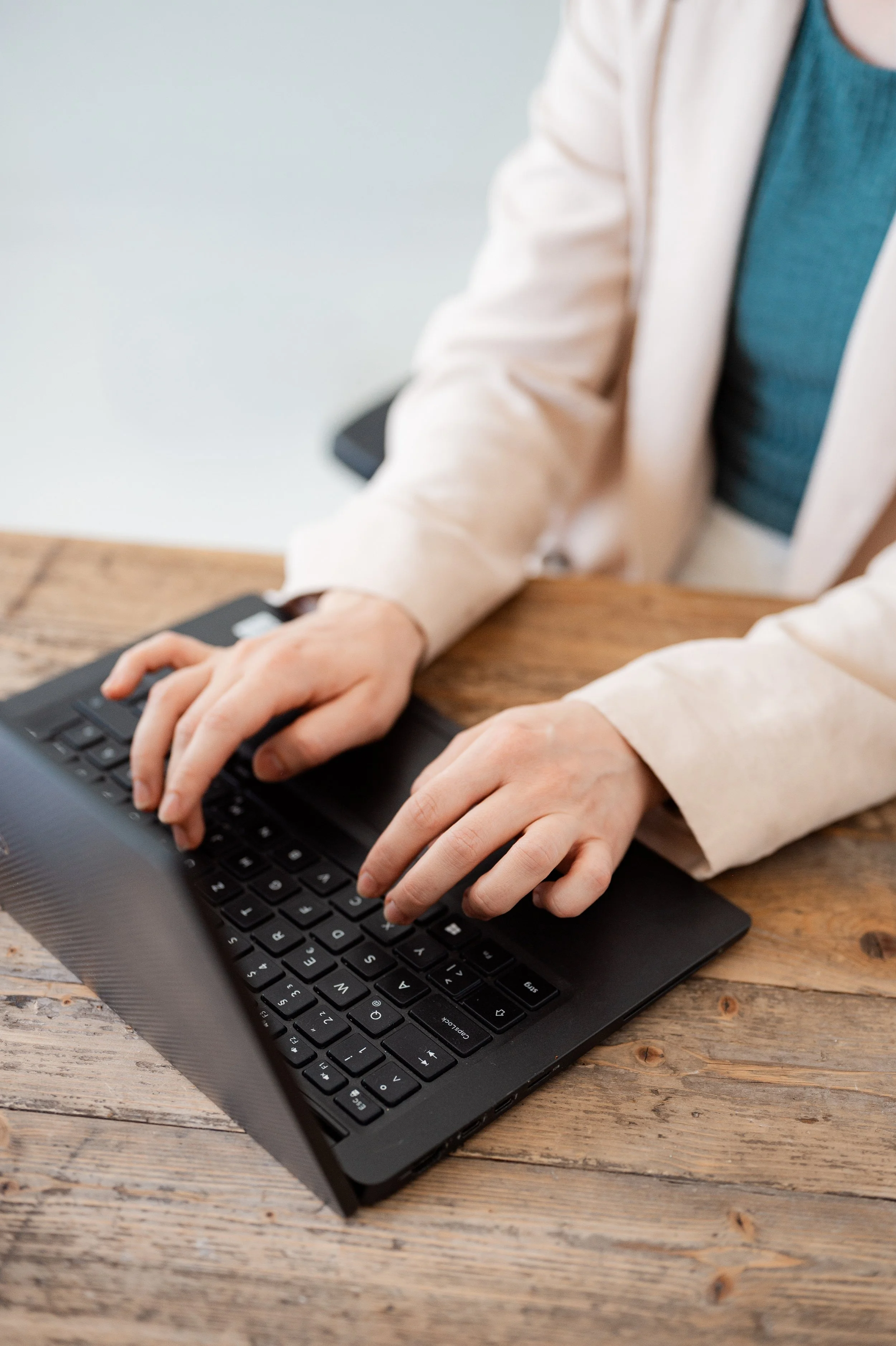 Eva Becker arbeitet am Laptop an individuellen Empfehlungen