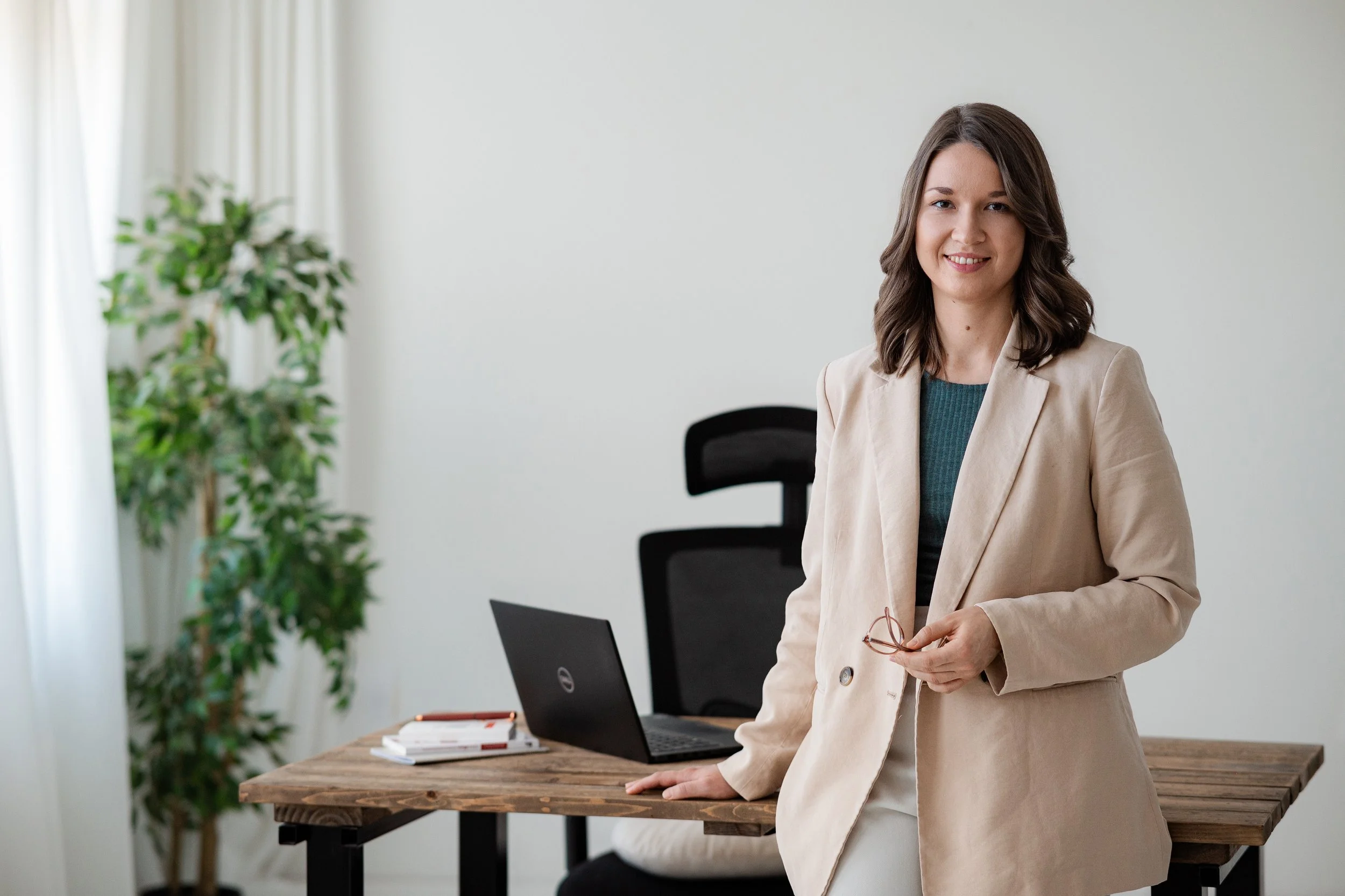 Psychologin Eva Becker steht an ihrem Arbeitsplatz
