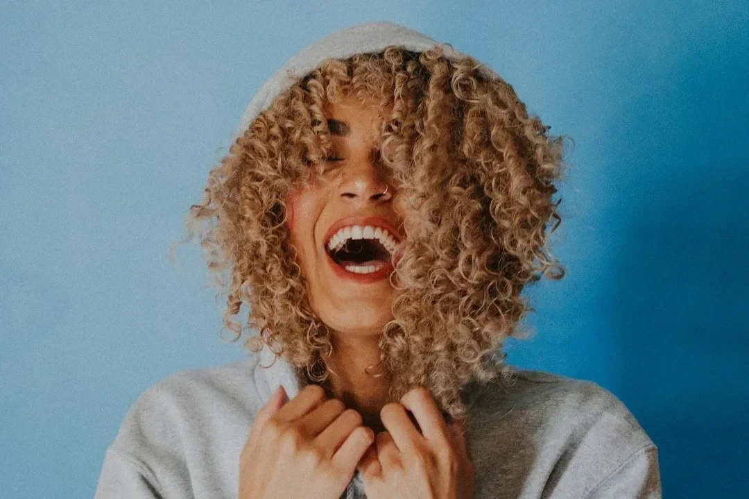 Laughing in a more feminine or masculine way